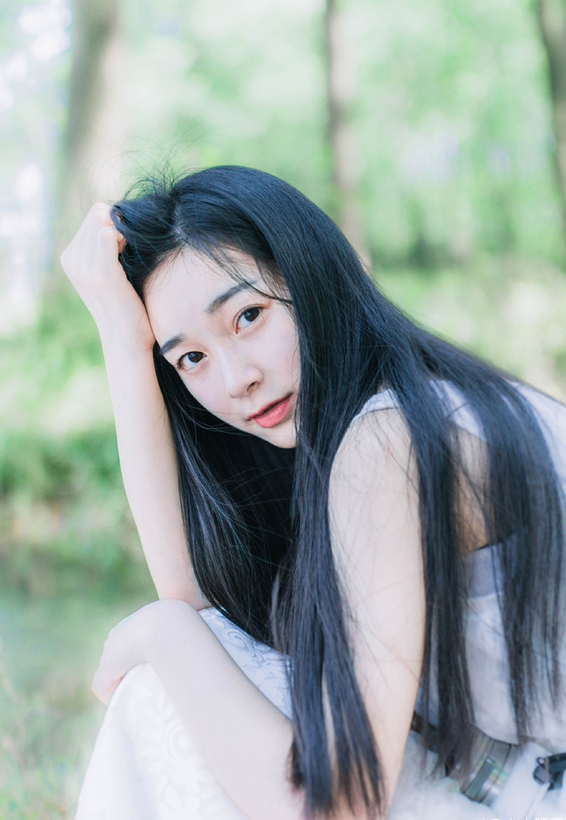 “主公有令，前益州牧刘璋，虽然在任期间，尸位素餐，滋生民怨，但念其乃汉室宗亲，削去其益州牧之职，保留其爵位，令到之日，随骠骑卫返回洛阳，出任尚书令一职，另，前益州守将张任忠肝义胆，忠勇有加，擢升为荡寇将军，领益州兵马，辅佐少主，保卫益州。”说完，雄阔海从一名骠骑卫手中接过一枚将印，扭头看向众人：“谁是张任，上前接印！”